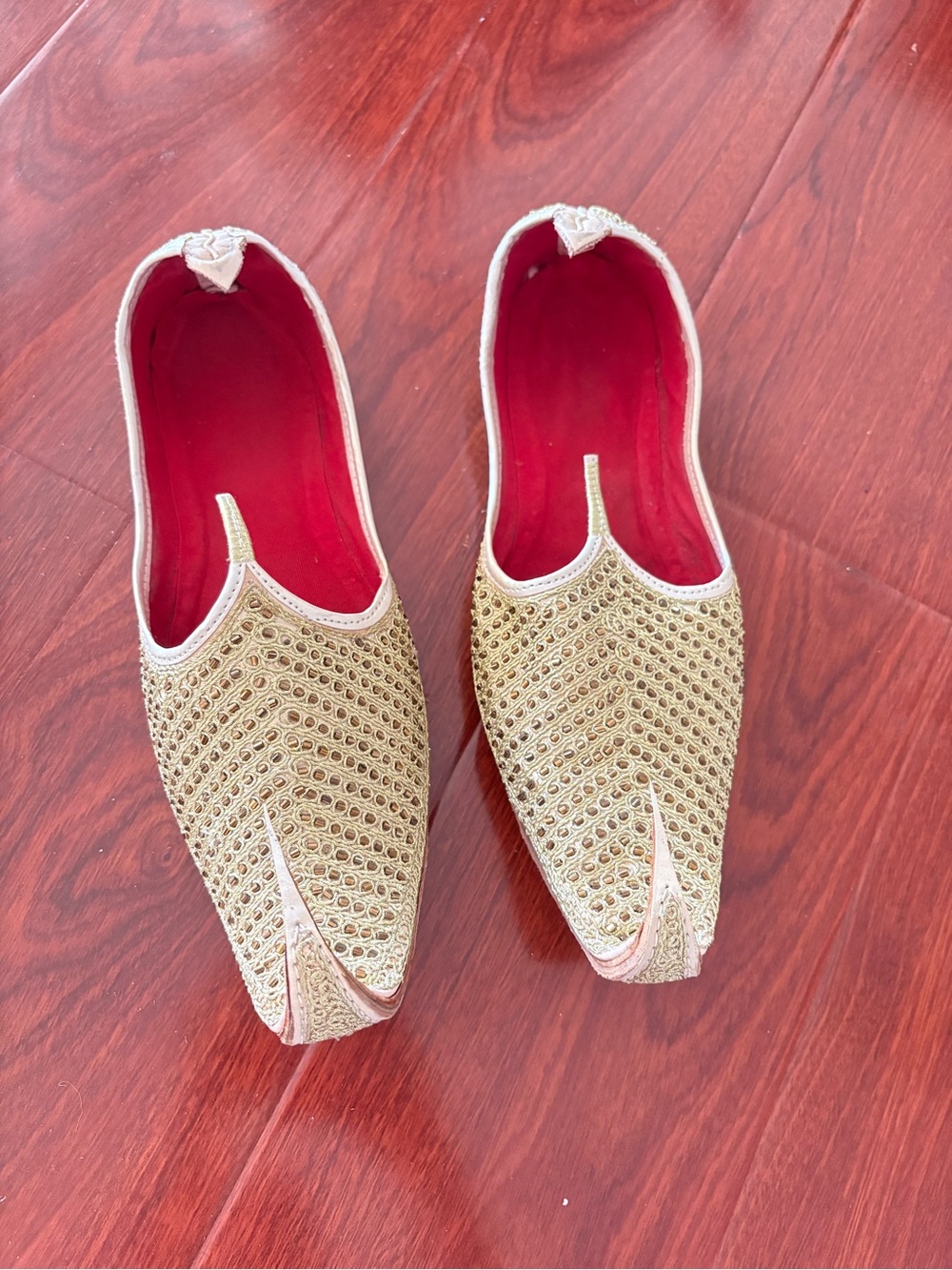 Pair of traditional gold cut work men’s khussas featuring red inner size 10